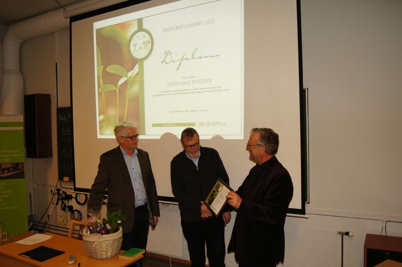 Her får Svend Aage Petersen Årets matjordpris av leder Vidar P. Andresen og nestleder Sigbjørn Fjærvoll