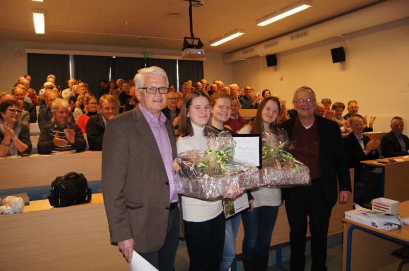Årets Matjordpris vinnere flankert av nestleder og leder i Jordvern Vestfold