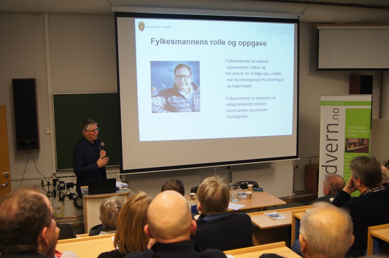 Olav Sandlund orienterte om opplæring av politikere i Vestfold