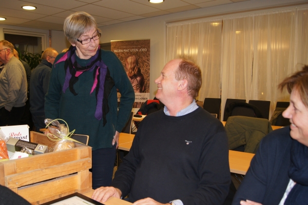 Einar Sissener fikk mange gratulasjoner Her fra Anveig Nybø
